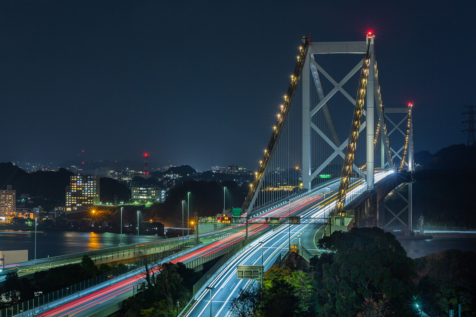 ライトアップされた関門橋